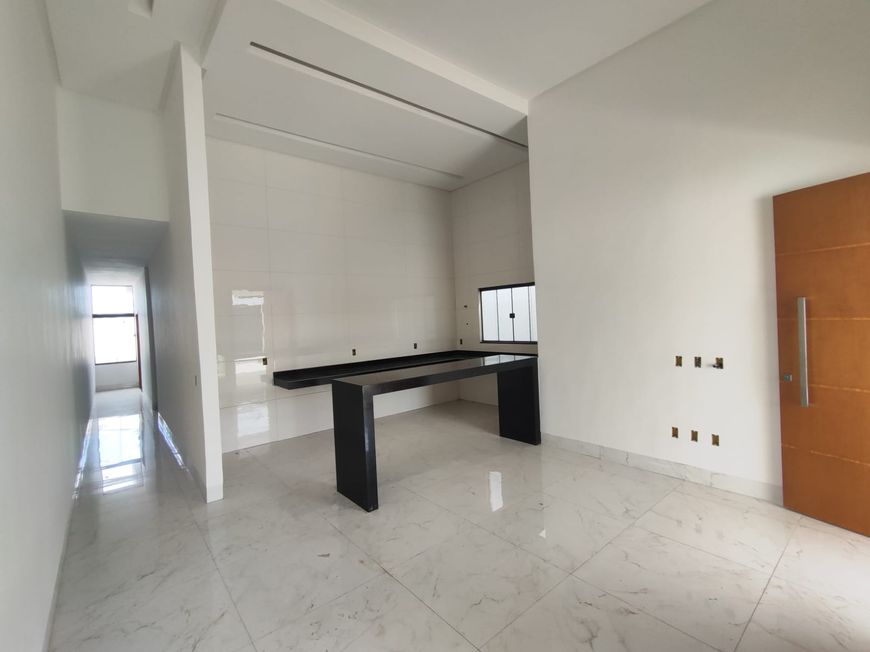 Casa de 3 Quartos Sendo Uma Suite ao Lado da Avenida Rio Verde .