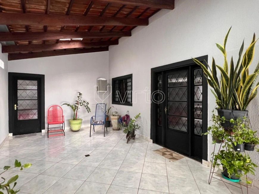 Casa à venda 3 Quartos/1 Suíte, 4 banheiros, 5 vagas, 242m² por R$ 650.000,00
