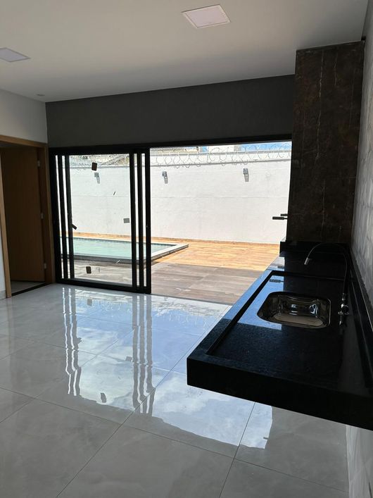 Casa para venda tem 178 metros quadrados com 3 quartos