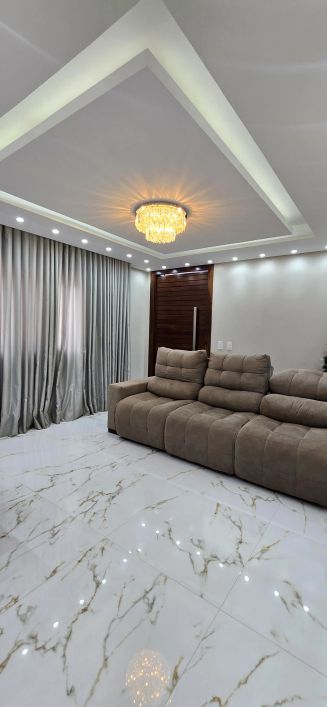 Vende-se casa de Três suítes plenas e pisicna no Setor Vila Brasília