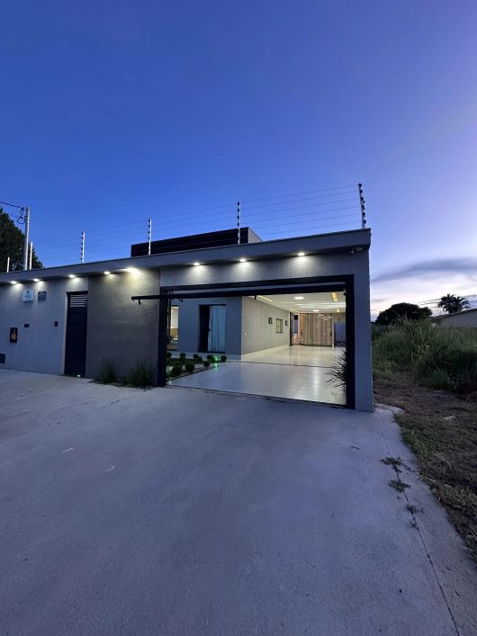 Luxuosa casa á venda com 3 suítes na Cidade Satélite.