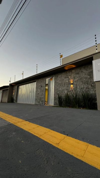 Linda casa térrea com piscina com hidromassagem no Setor Garavelo Casa de Rua com 3 Quarto(s) e 4 ba