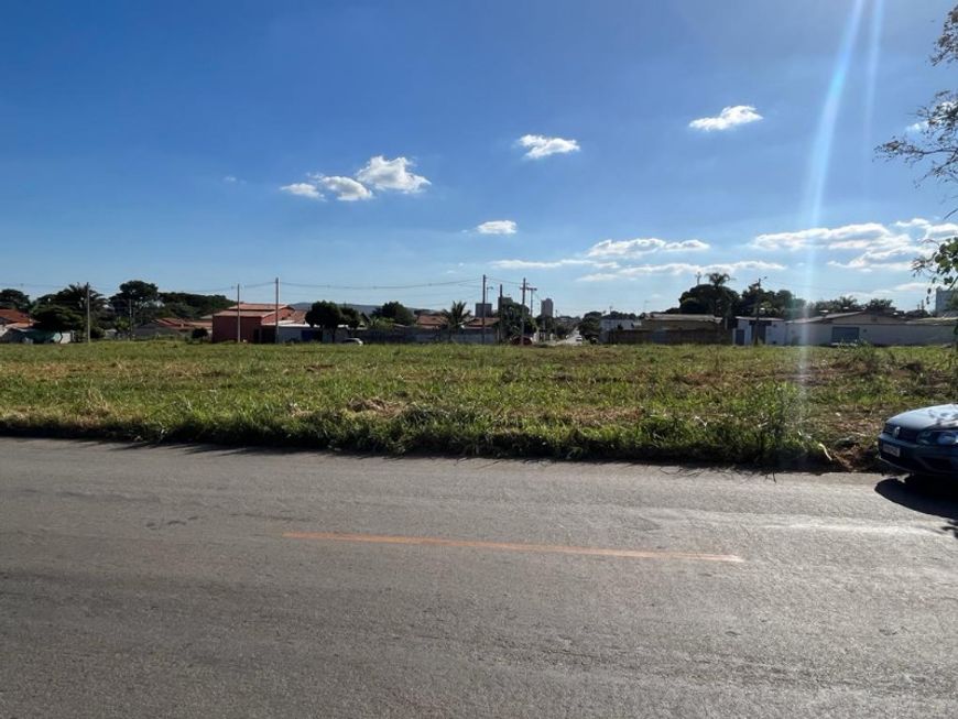 Excelente área comercial (metade da quadra) ao lado do Aparecida Shoping na Av. Brasil, Qd E, Jardim
