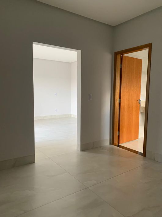 Sobrado para venda possui 253 metros quadrados com 4 quartos