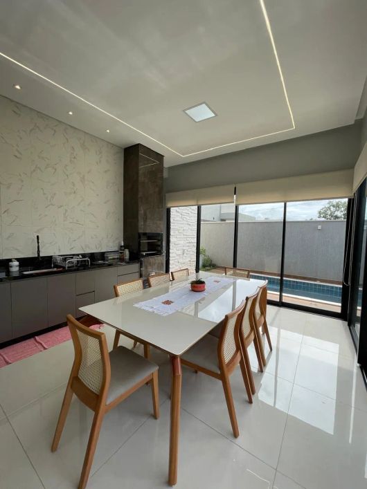 Casa no Residencial Parqville Jacarandá com 03 suítes