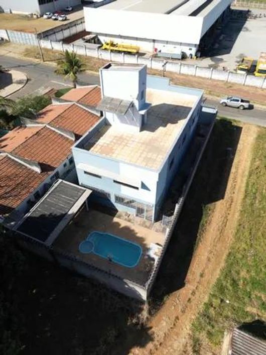 Sobrado para venda possui 357 metros quadrados com 5 quartos