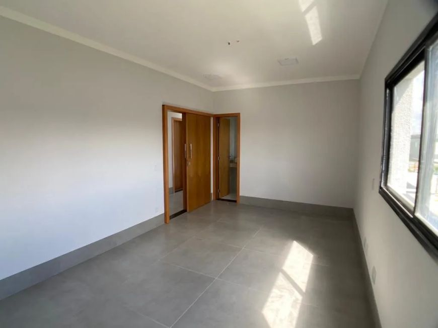 Imóvel para venda possui 176 metros quadrados com 3 quartosEspetacular Sobrado no Condomínio Parqvil