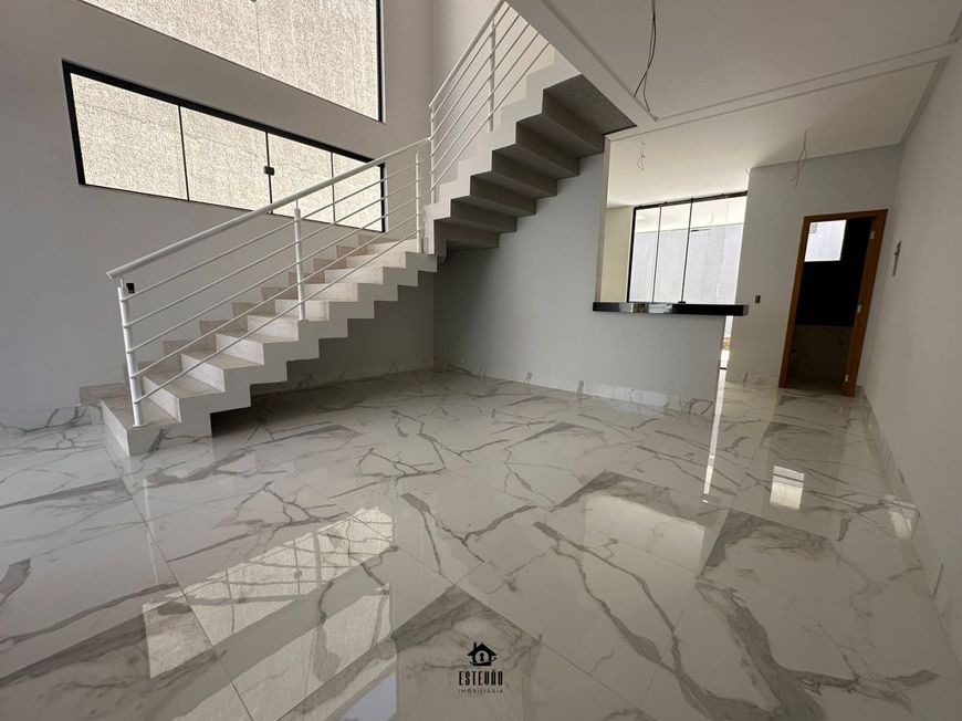 Sobrado Alto Padrão Bairro Hilda, prox. av. Rio Verde
