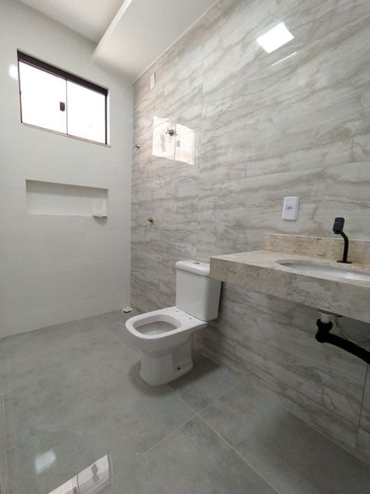 Casa para venda possui 214 metros quadrados com 3 quartos e 3 suítes
