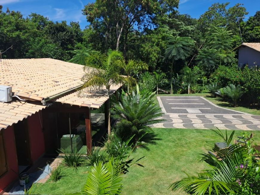 Chácara de 1.900m2 com casa seminova: sala, varanda, 02 suítes, cozinha, área de serviço, armários.