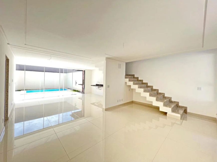 Imóvel para venda possui 197 metros quadrados com 3 quartosSobrado de 3 Quartos à Venda na Vila Bras