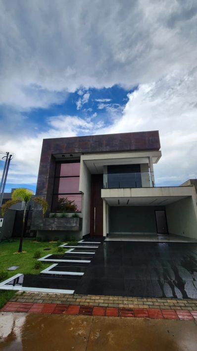 Sobrado para venda possui 246 metros quadrados com 4 quartos
