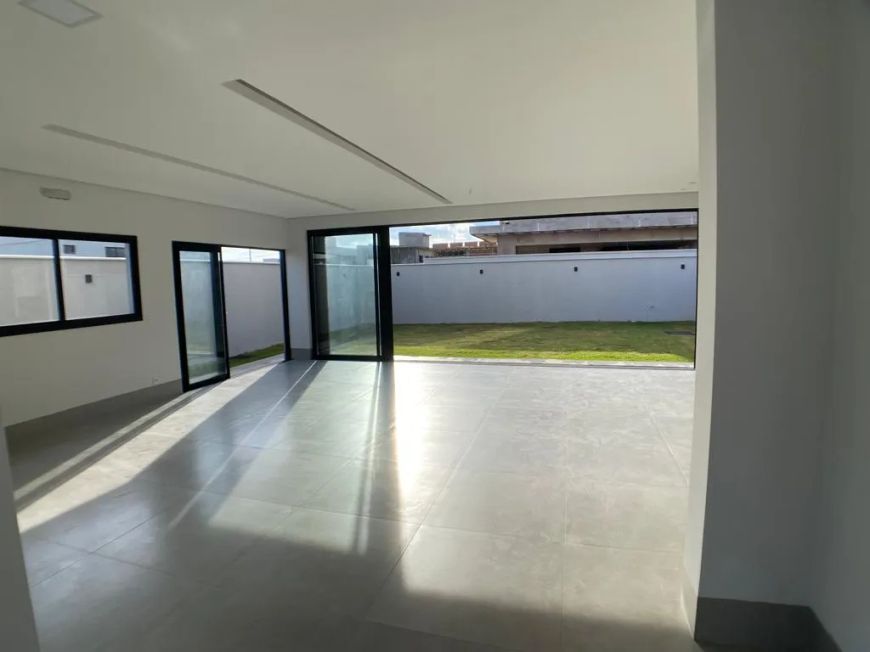 Sobrado para venda tem 176 metros quadrados com 3 quartos
