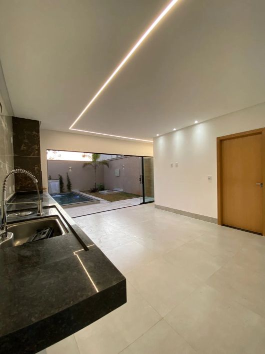 Charmoso Sobrado 3/4 sendo 3 Suítes e Lavabo, Com Piscina, No Bairro Cardoso, Aparecida de Goiânia,