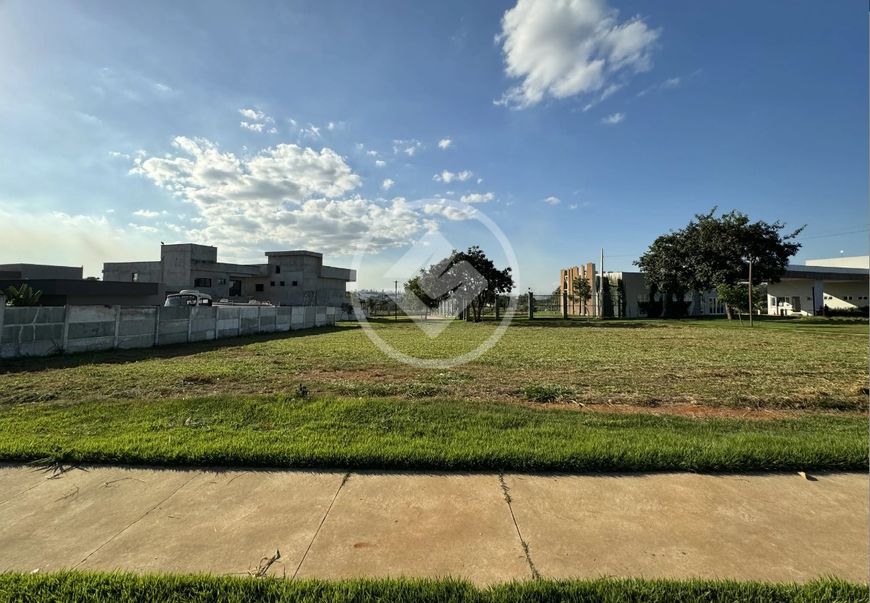 Terreno à venda no Condomínio Residencial Parqville Jacarandá em Aparecida de Goiânia com 445,5 m² d
