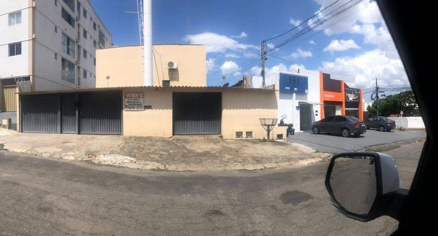 Sobrados e Galpão para venda com 923 metros quadrados