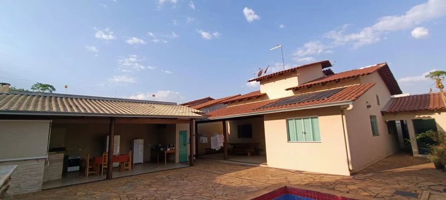 Vendo Casa de 3 Quartos Sozinha no Lote, com Piscina no Vila Brasília Casa de Rua com 3 Quarto(s) e