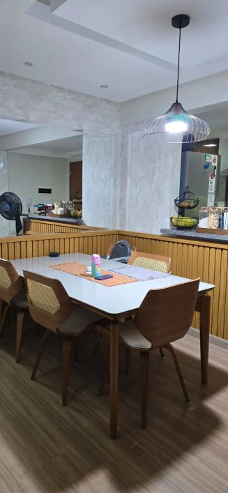 Apto mobiliado com armários planejados, 100% nascente, sala com sacada.