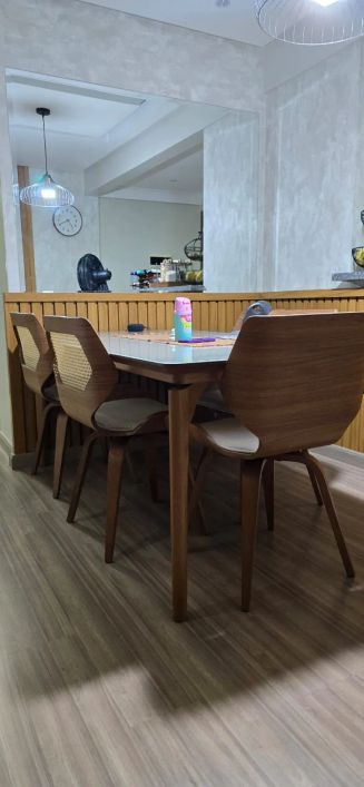 Apto mobiliado com armários planejados, 100% nascente, sala com sacada.