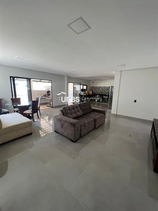 sobrado bairro Ilda 03 suítes 210m2 área útil.