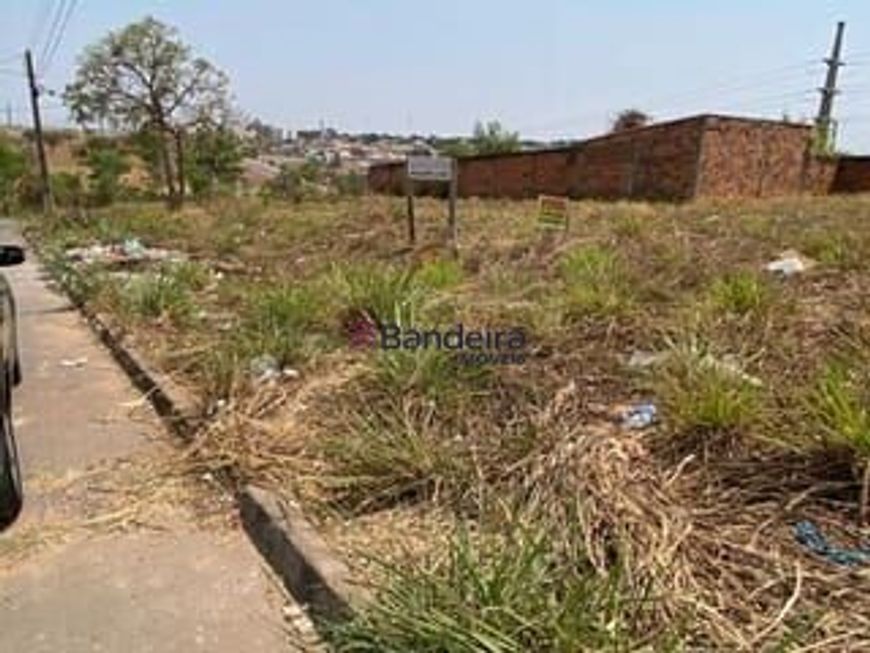 Lote/Terreno para venda tem 360m² a 5 minutos do Buriti Shopping Cândido de Queiroz