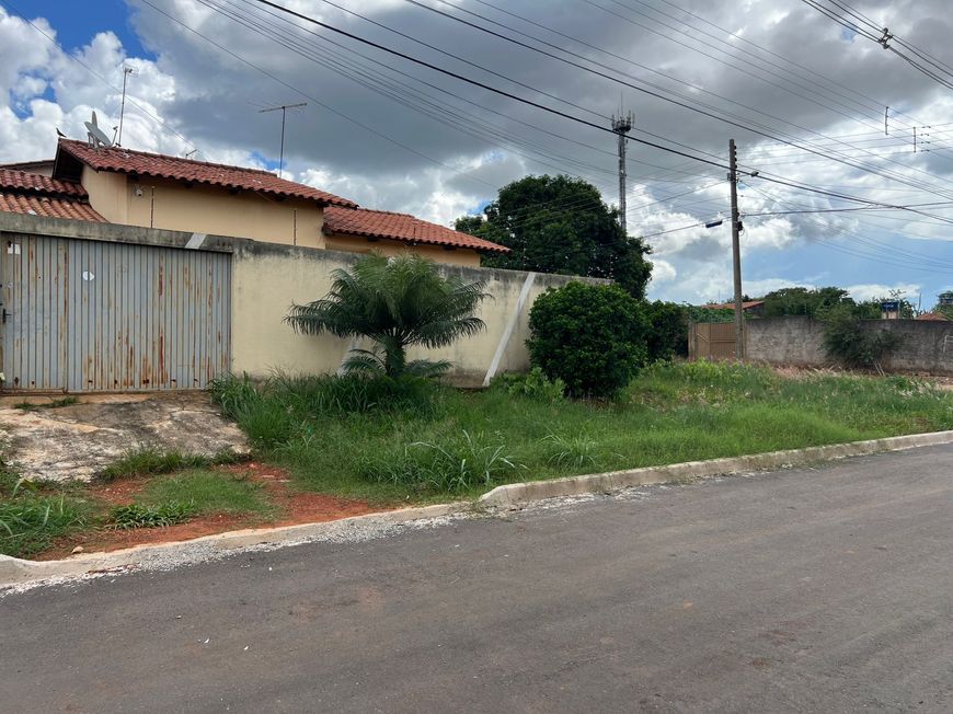 Casa de esquina 80 mts 03 quartos Vila Oliveira - Veiga Jardim