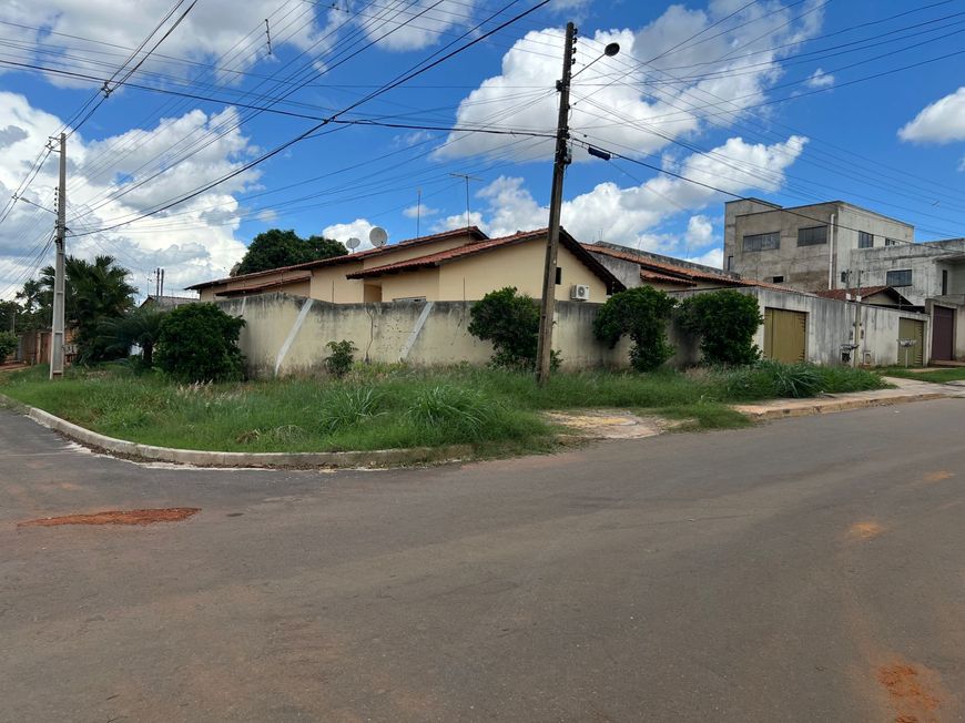 Casa de esquina 80 mts 03 quartos Vila Oliveira - Veiga Jardim