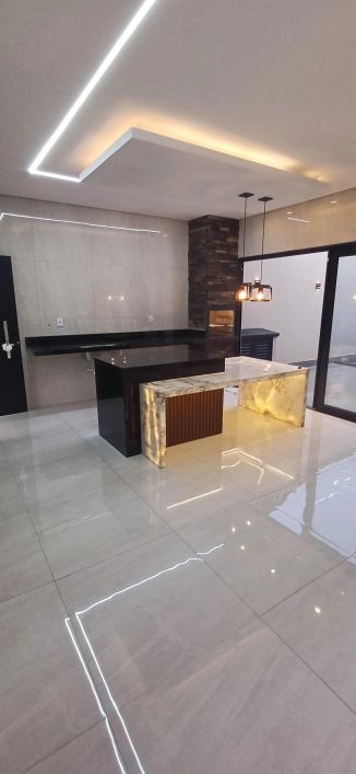 Casa 03 suites com piscina, Jardim Helvécia, poucos minutos do Shopping Buriti, excelente acabamento