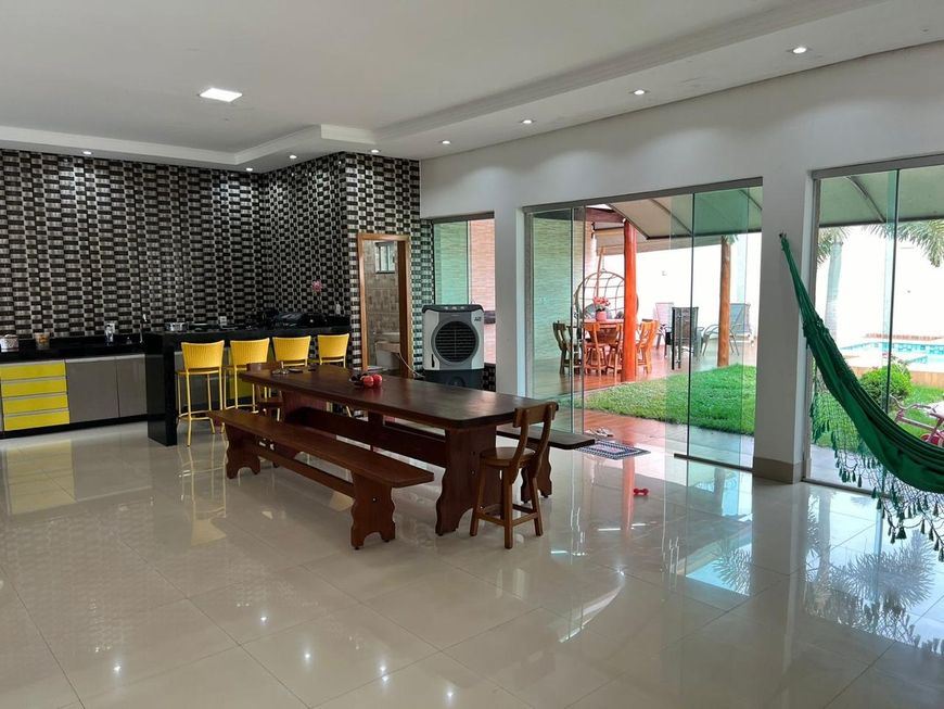 Ótima casa de via pública. Com excelente varanda gourmet. Sossego e tranquilidade.