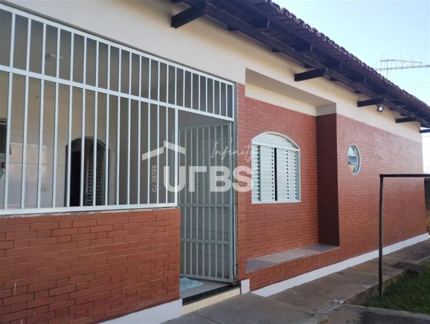 Excelente Casa, Ampla, Arejada com uma excelente Varanda, área Gourmet separada para momentos em fam