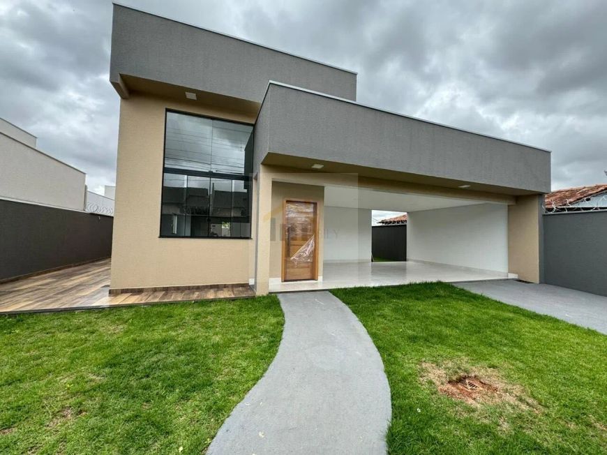 Casa Alto Padrão Sozinha no lote região do setor Garavelo em Aparecida de Goiãnia