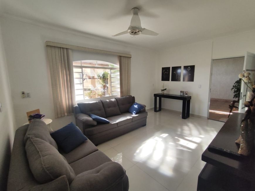 Casa de 3 Quartos sendo 2 Suite com Quintal de 570 Metros Lote Sozinha