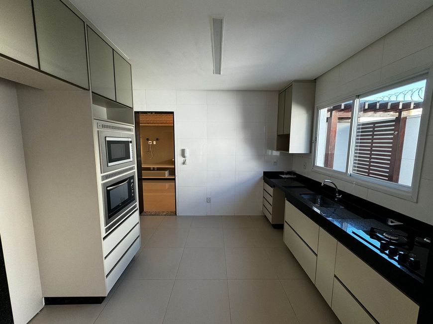 Casa de condomínio sobrado para venda tem 240 metros quadrados com 3 quartos