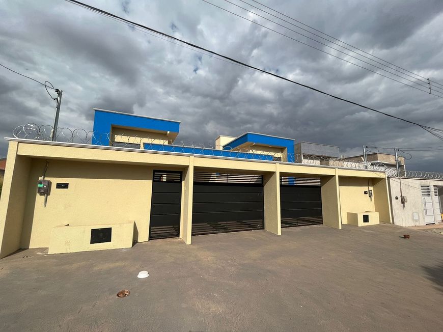 Casa com sala pé direito duplo, sala ampla, cozinha americana, área gourmet com churrasqueira Apar