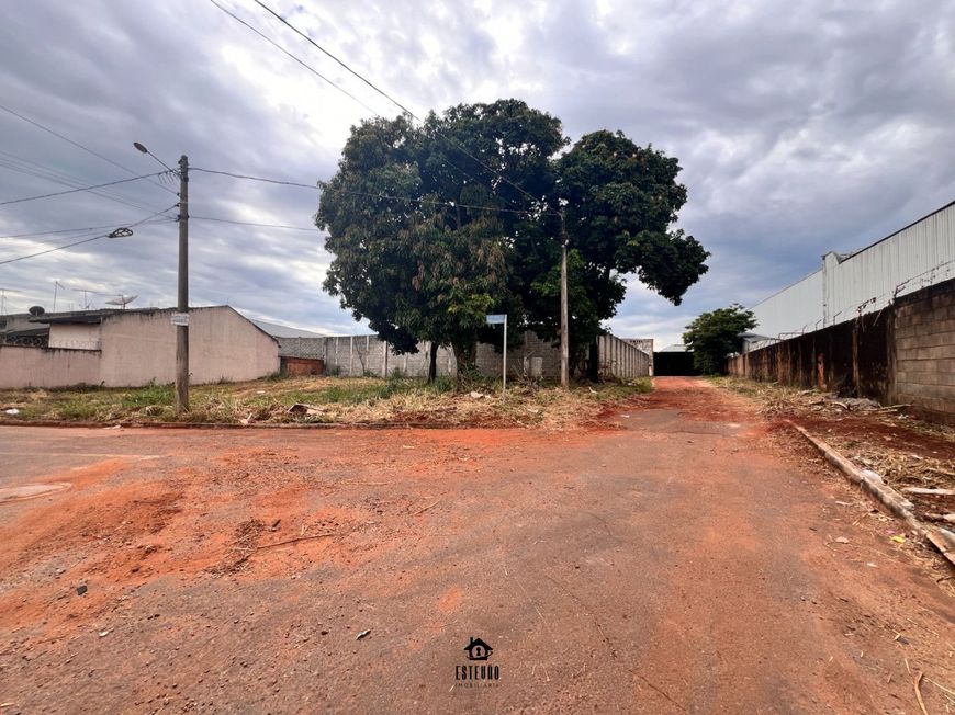 Lote, esquina, 587m², asfalto - junto a BR 153 (fundo da MABEL)