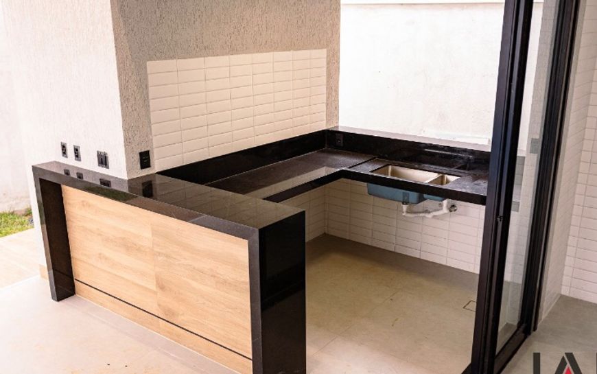 Casa para venda possui 192 metros quadrados com 3 suítes com piscina