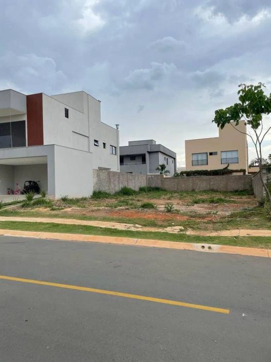 Lote à venda 322m² no Condomínio ParqVille Jacarandá