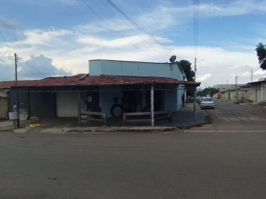 Vendo 2 salas comerciais com 2 kitnets, sendo 1 quarto , sala , banheiro, área de serviço no Jard