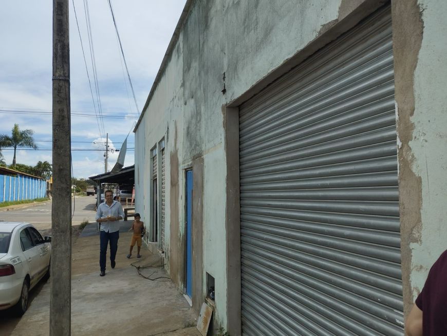 Vendo 2 salas comerciais com 2 kitnets, sendo 1 quarto , sala , banheiro, área de serviço no Jard