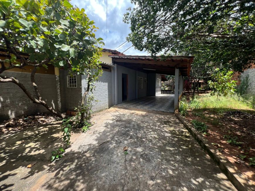 LOTE para venda com casa habitável de 108 m² área construída. Papillon Park