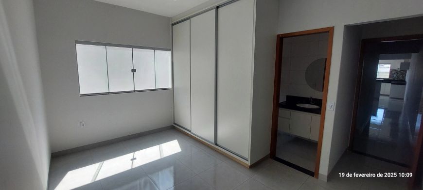 Linda Casa de 2/4 Sendo um suíte montada em armários.