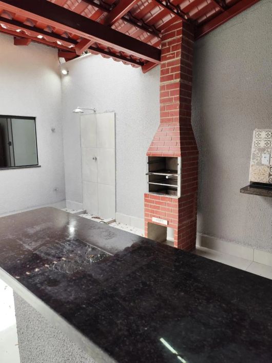 excelente casa de 3 quartos com suíte e área para churrasco