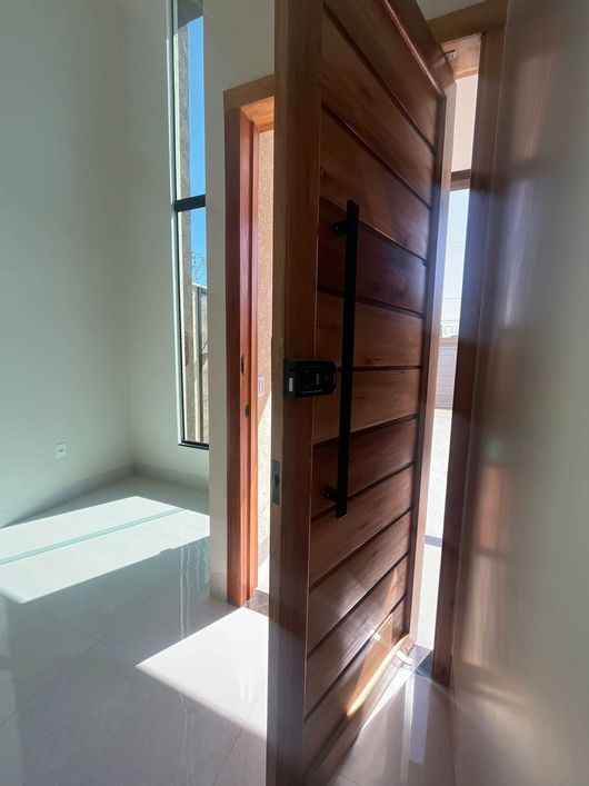 Casa térrea com 2 quartos sendo um suíte com excelente acabamento e localização privilegiada, Cidad