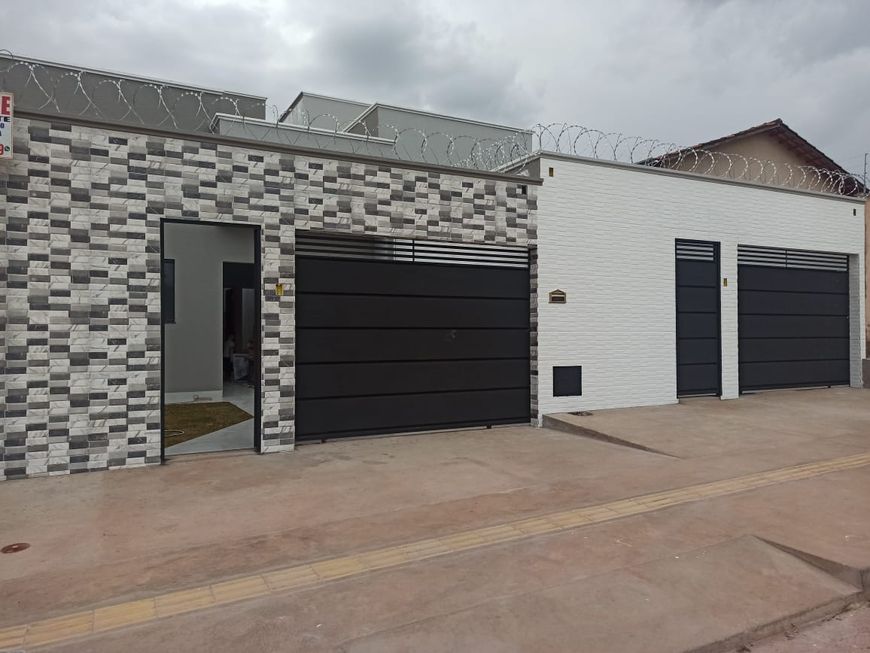 Casa 3 Quartos com 1 suíte, Porcelanato, blindex, quintal na frente, área de serviço escondida e á