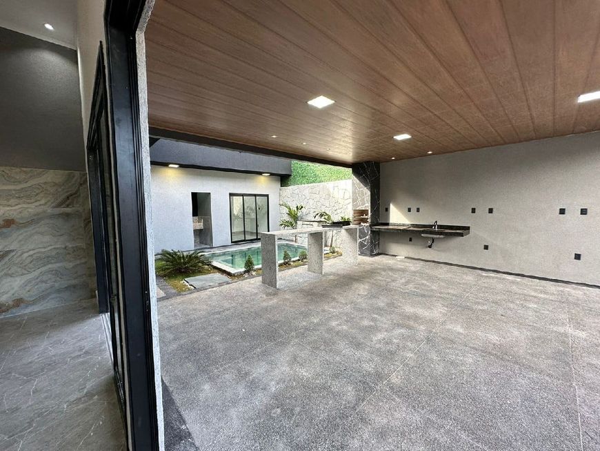 Vendo casa de alto padrão com piscina , cascata, área gourmet , churrasqueira, 3 suítes no Veiga