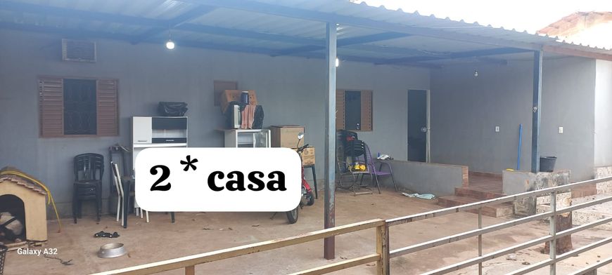 São 1 sala comercial e 2 casas no mesmo lote em Aparecida de Goiânia