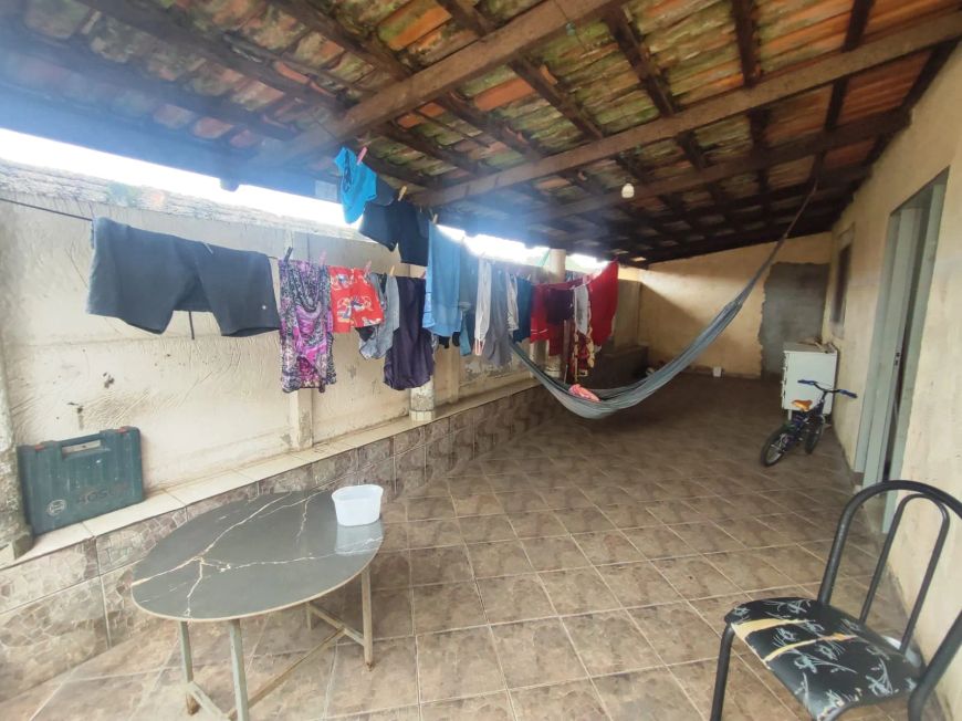Linda casa com 3 qts 1 suíte Terreno com barracão Garagem coberta