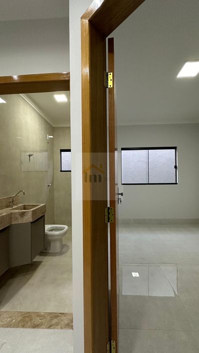 Casa Padrão OPORTUNIDADE CASA 3 quartos com planejados na cozinha e banheiros