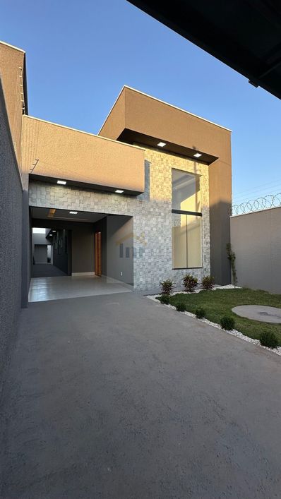 Casa Padrão OPORTUNIDADE CASA 3 quartos com planejados na cozinha e banheiros