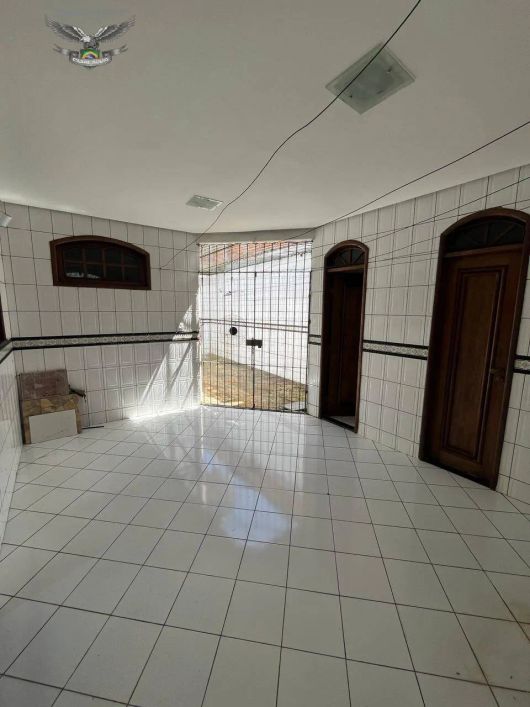 BELISSIMA CASA COM PISCINA EM RESIDENCIAL FECHADO